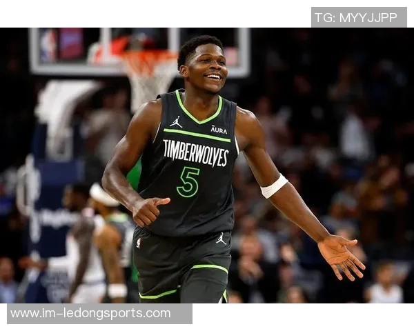 爱德华兹表现稳定半场10投5中贡献12分2篮板罚球命中率待提高