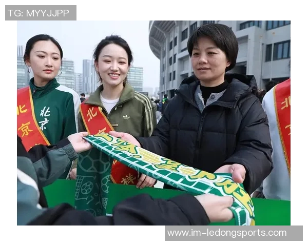 北京国安主场赛后邀请球迷家庭与队员亲密合影共度美好时光